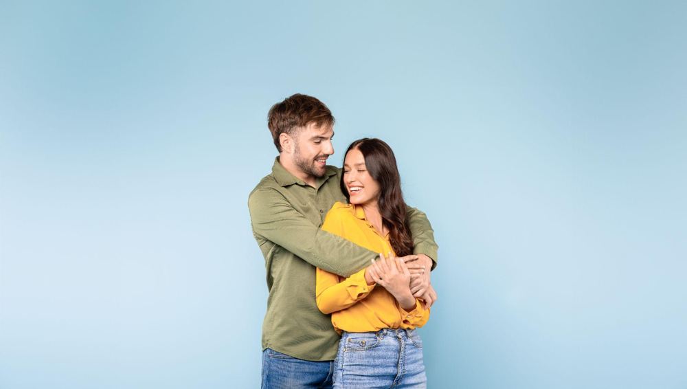 Pareja abrazada sonriendo